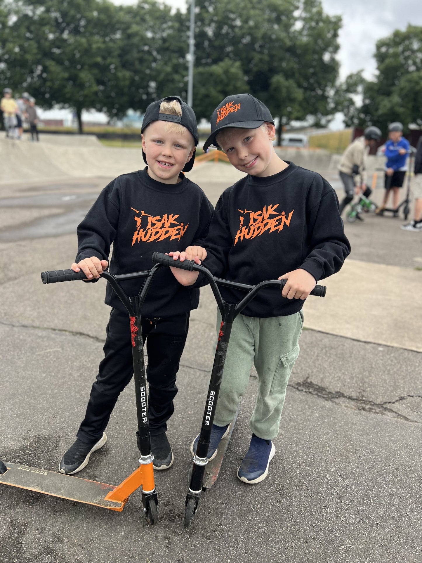 Isak Huddén Svart Långärmad Tjocktröja